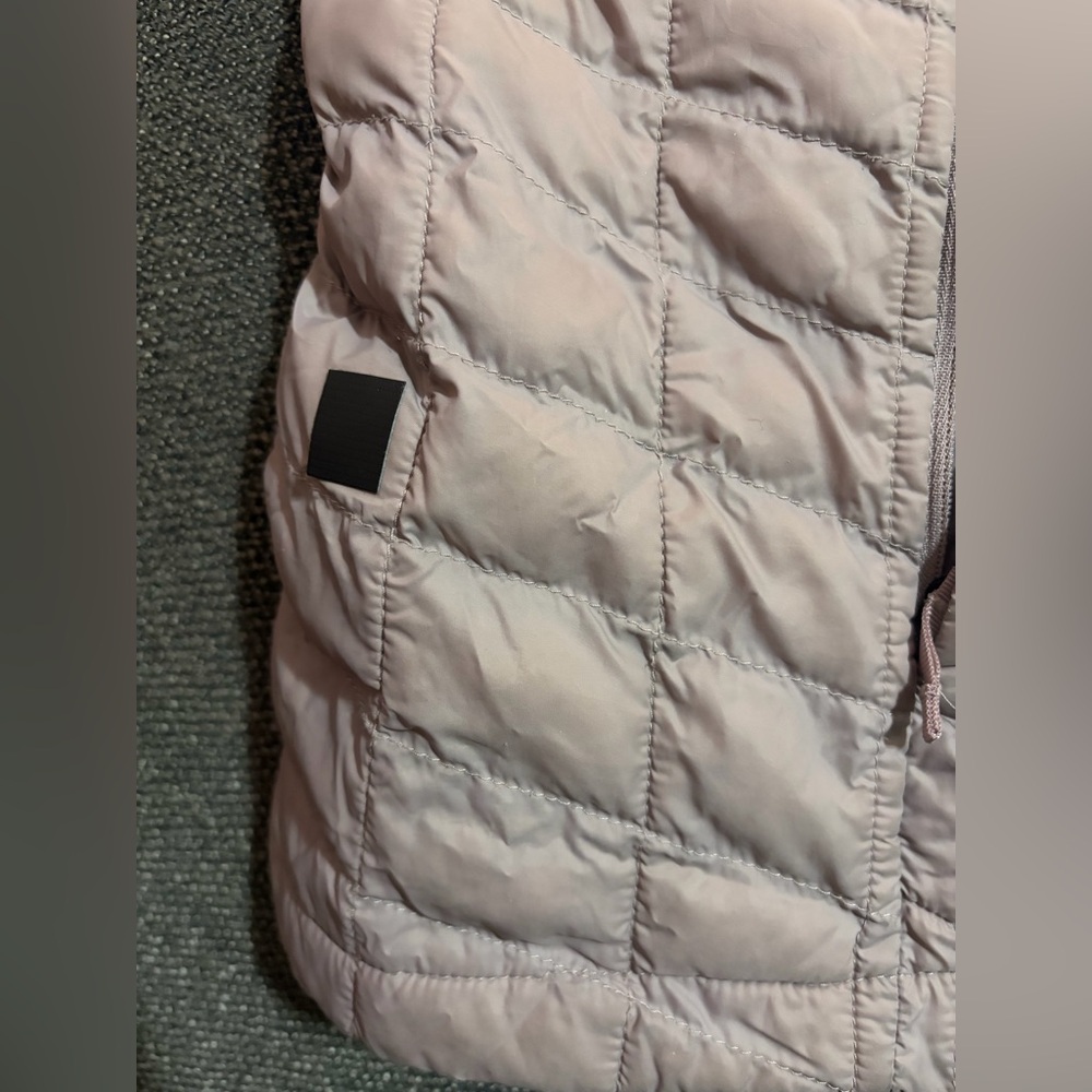 The North Face Women's Light Taupe Quilted Puffer Jacket - Picture 4 of 4